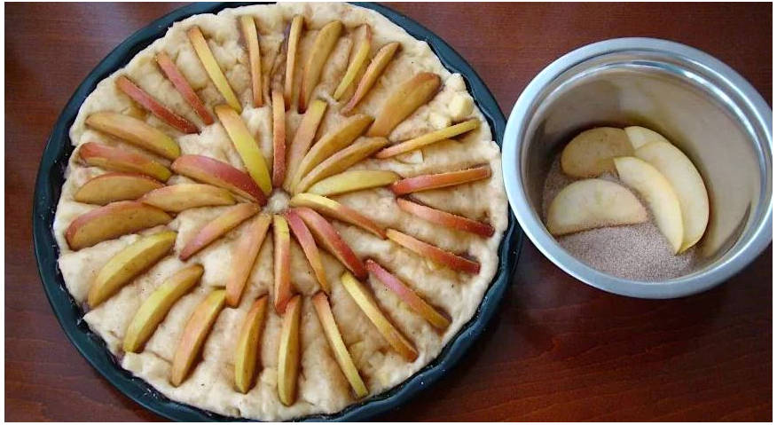 Открытый пирог из дрожжевого теста с яблоками в духовке