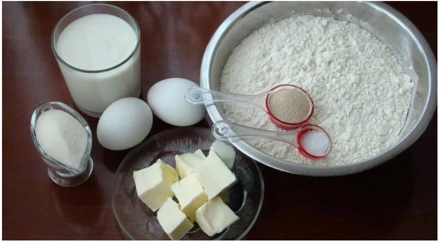 Открытый пирог из дрожжевого теста с яблоками в духовке