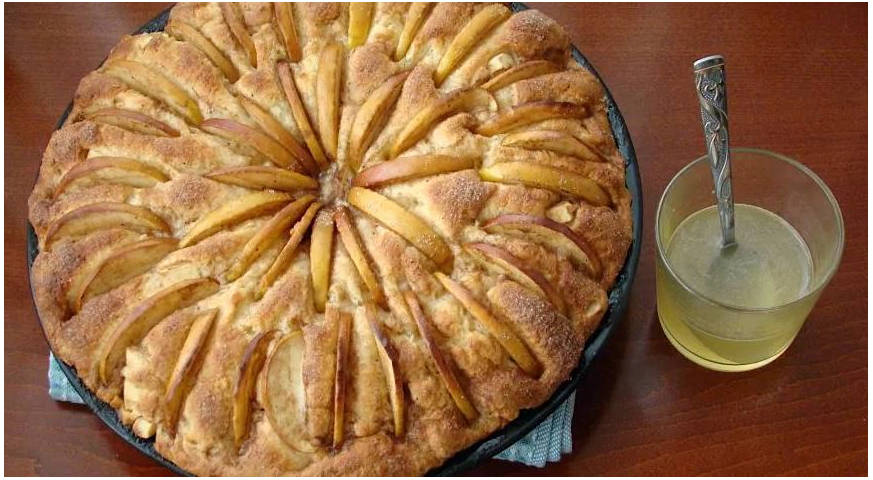 Открытый пирог из дрожжевого теста с яблоками в духовке