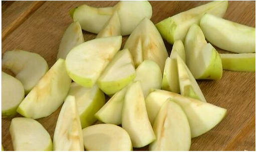 Пирог из слоеного теста с яблоками и творогом