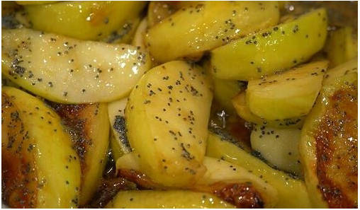 Пирог из слоеного теста с яблоками и творогом