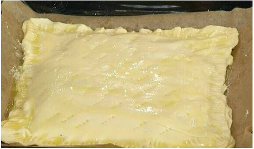 Пирог из слоеного теста с яблоками и творогом