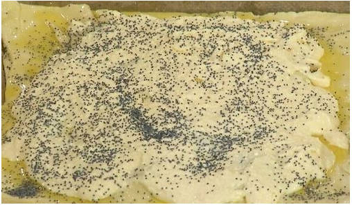 Пирог из слоеного теста с яблоками и творогом