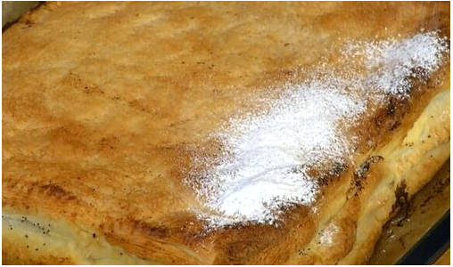 Пирог из слоеного теста с яблоками и творогом