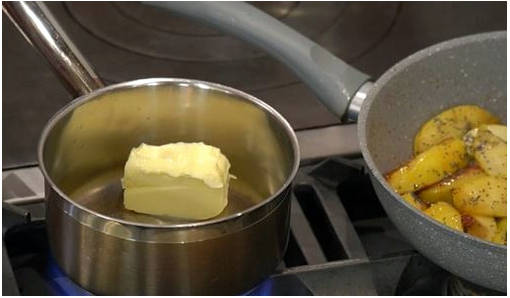 Пирог из слоеного теста с яблоками и творогом