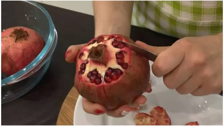 Классический салат «Гранатовый браслет» с курицей