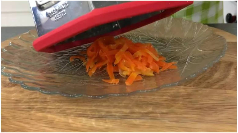 Классический салат «Гранатовый браслет» с курицей