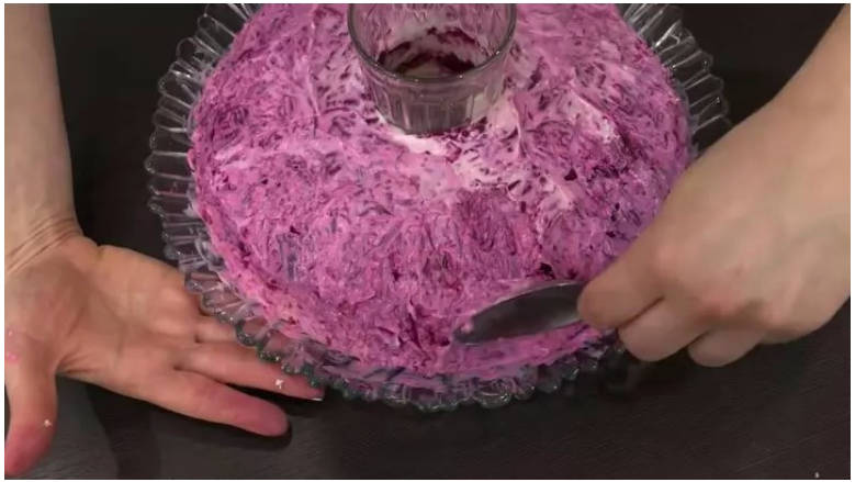 Классический салат «Гранатовый браслет» с курицей