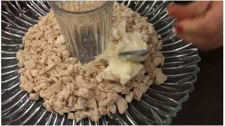 Классический салат «Гранатовый браслет» с курицей