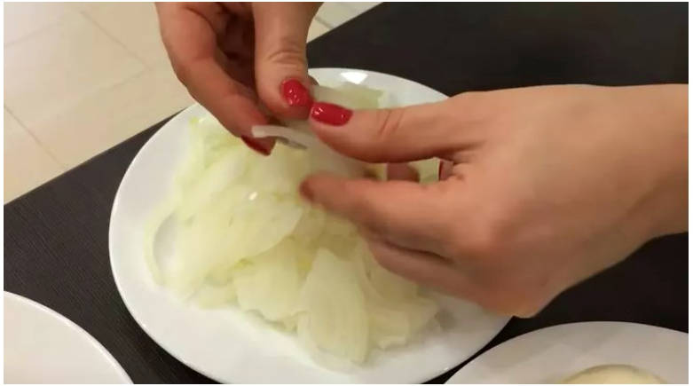 Классический салат «Гранатовый браслет» с курицей