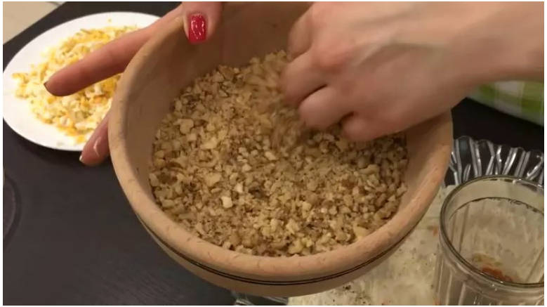 Классический салат «Гранатовый браслет» с курицей