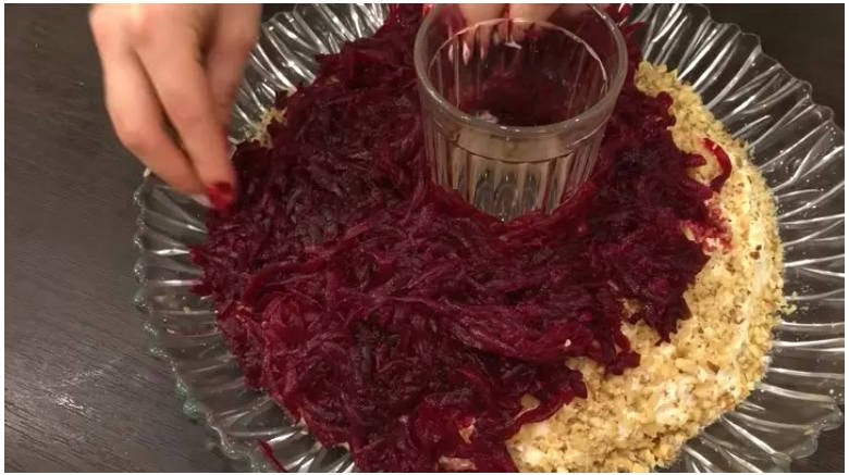 Классический салат «Гранатовый браслет» с курицей