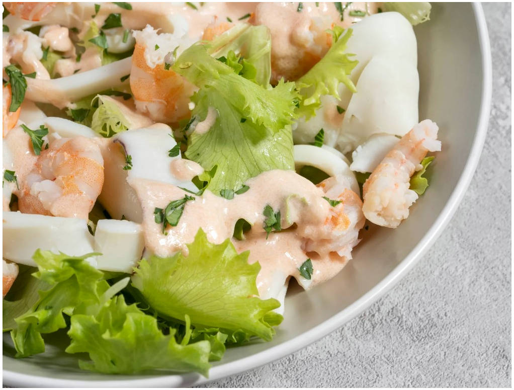Горячий салат с морепродуктами