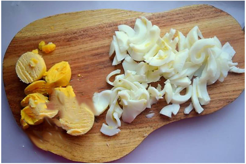 Салат «Гнездо глухаря» с курицей и грибами