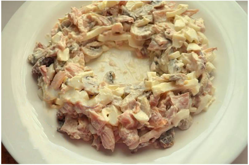 Салат «Гнездо глухаря» с курицей и грибами