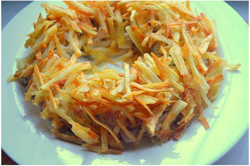 Салат «Гнездо глухаря» с курицей и грибами