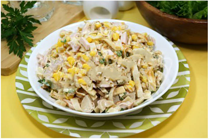 Блинный салат с копченой курицей и кукурузой