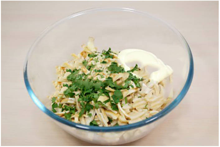 Блинный салат с копченой курицей и кукурузой