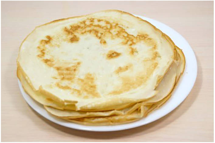 Блинный салат с копченой курицей и кукурузой