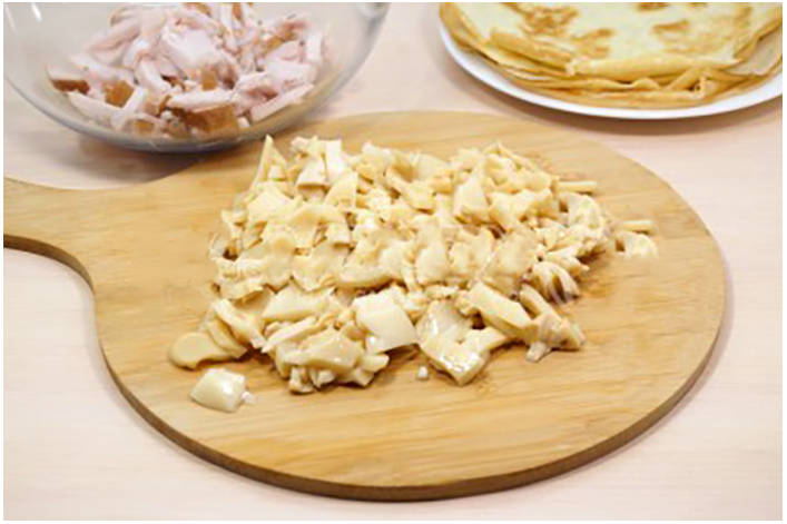 Блинный салат с копченой курицей и кукурузой