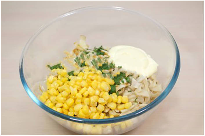 Блинный салат с копченой курицей и кукурузой