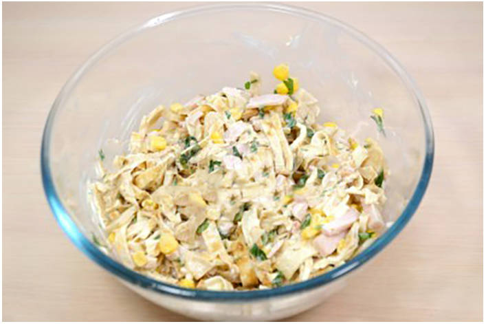 Блинный салат с копченой курицей и кукурузой