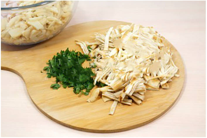 Блинный салат с копченой курицей и кукурузой