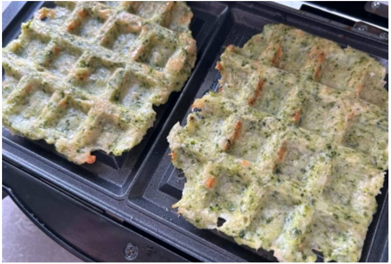Вафли из брокколи в вафельнице