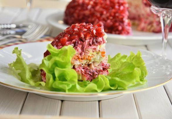 Классический салат «Гранатовый салат» с копченой курицей