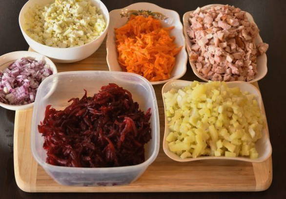 Классический салат «Гранатовый салат» с копченой курицей