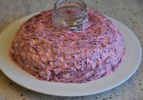 Классический салат «Гранатовый салат» с копченой курицей