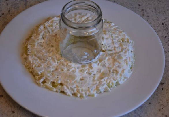 Классический салат «Гранатовый салат» с копченой курицей