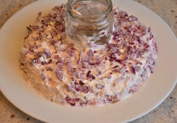 Классический салат «Гранатовый салат» с копченой курицей