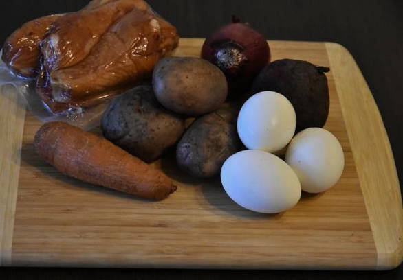 Классический салат «Гранатовый салат» с копченой курицей
