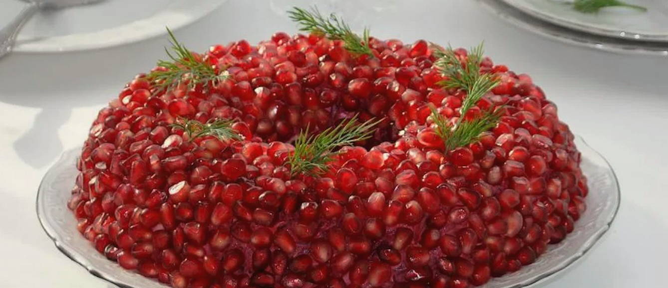 Салат «Гранатовый браслет» с копченой курицей и грецкими орехами