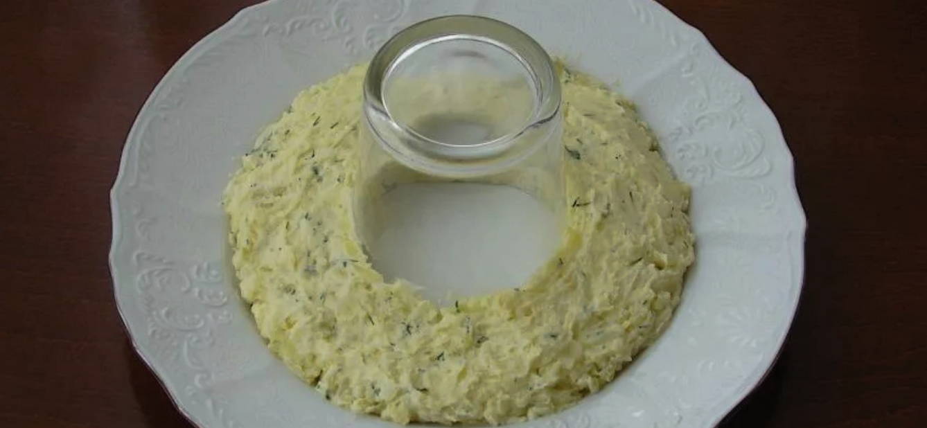 Салат «Гранатовый браслет» с копченой курицей и грецкими орехами