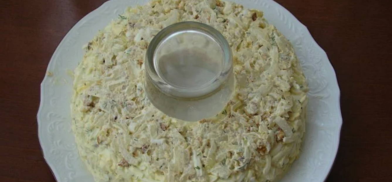 Салат «Гранатовый браслет» с копченой курицей и грецкими орехами