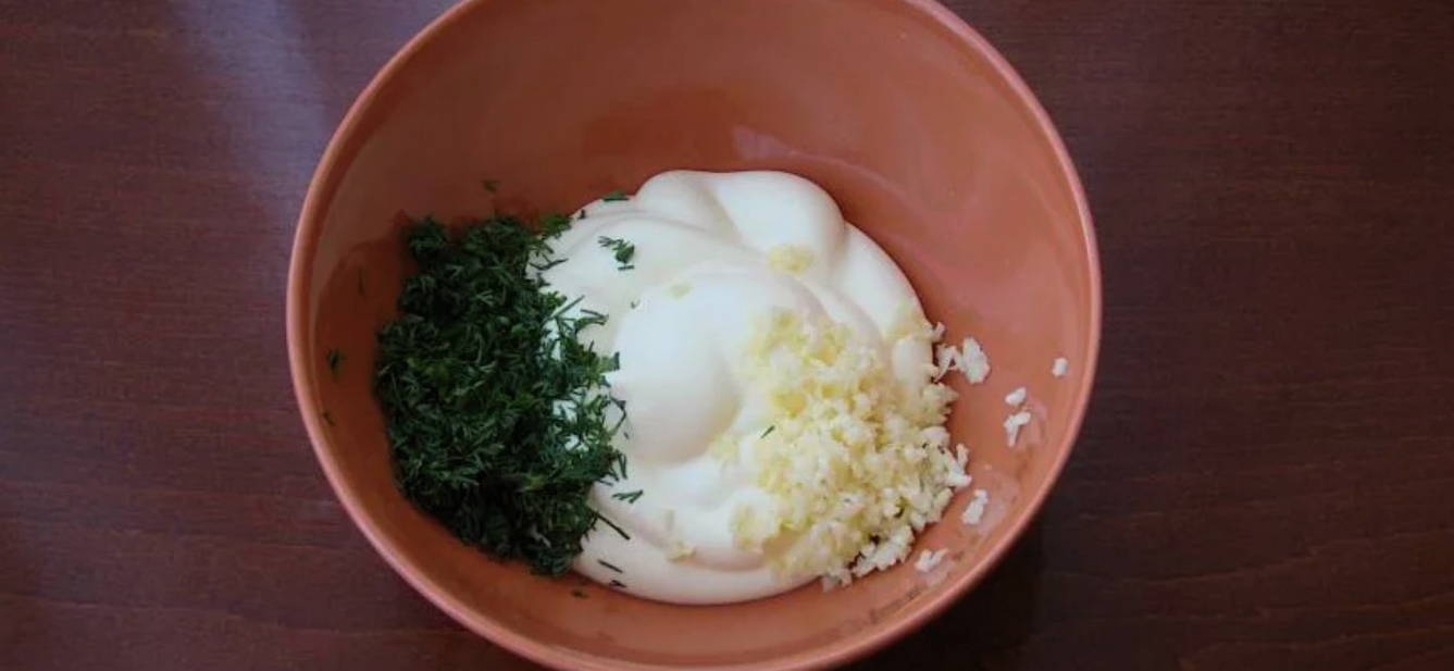 Салат «Гранатовый браслет» с копченой курицей и грецкими орехами