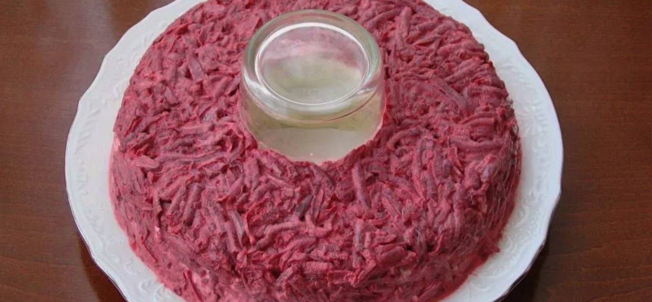 Салат «Гранатовый браслет» с копченой курицей и грецкими орехами