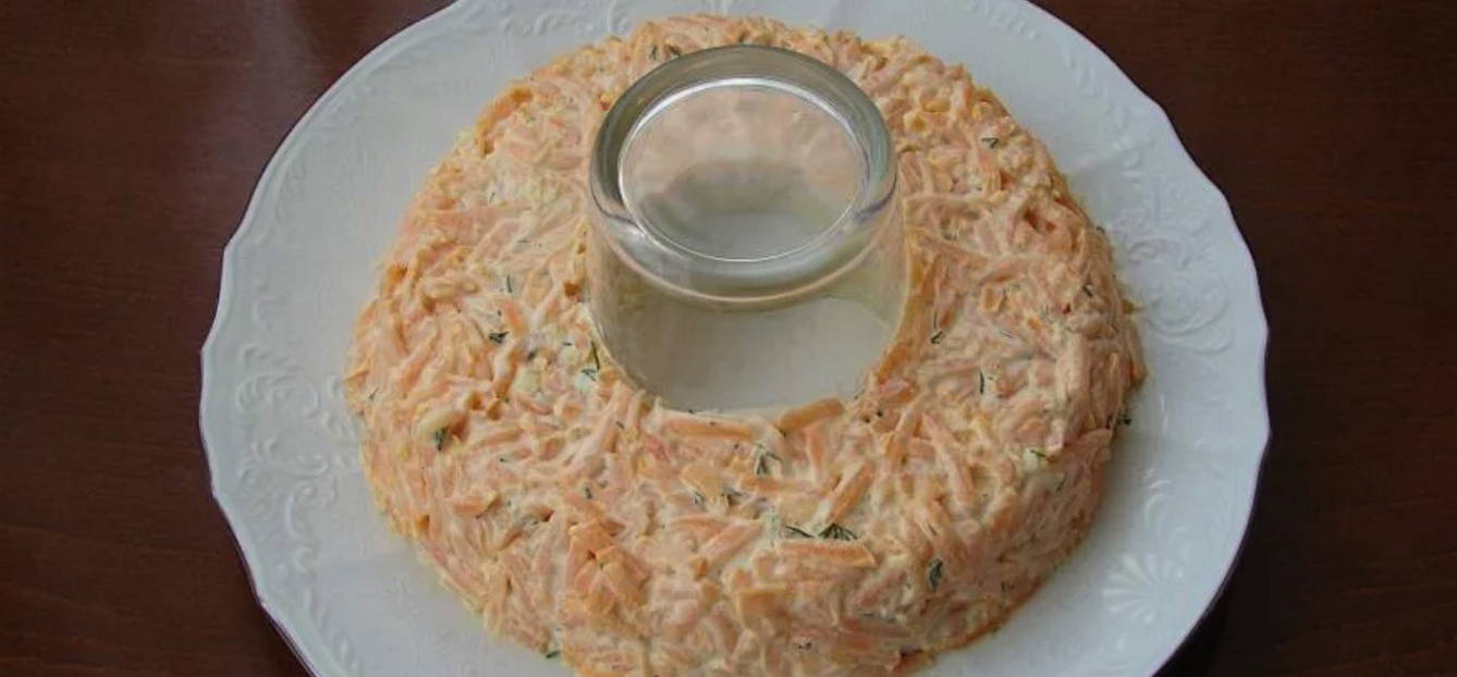 Салат «Гранатовый браслет» с копченой курицей и грецкими орехами