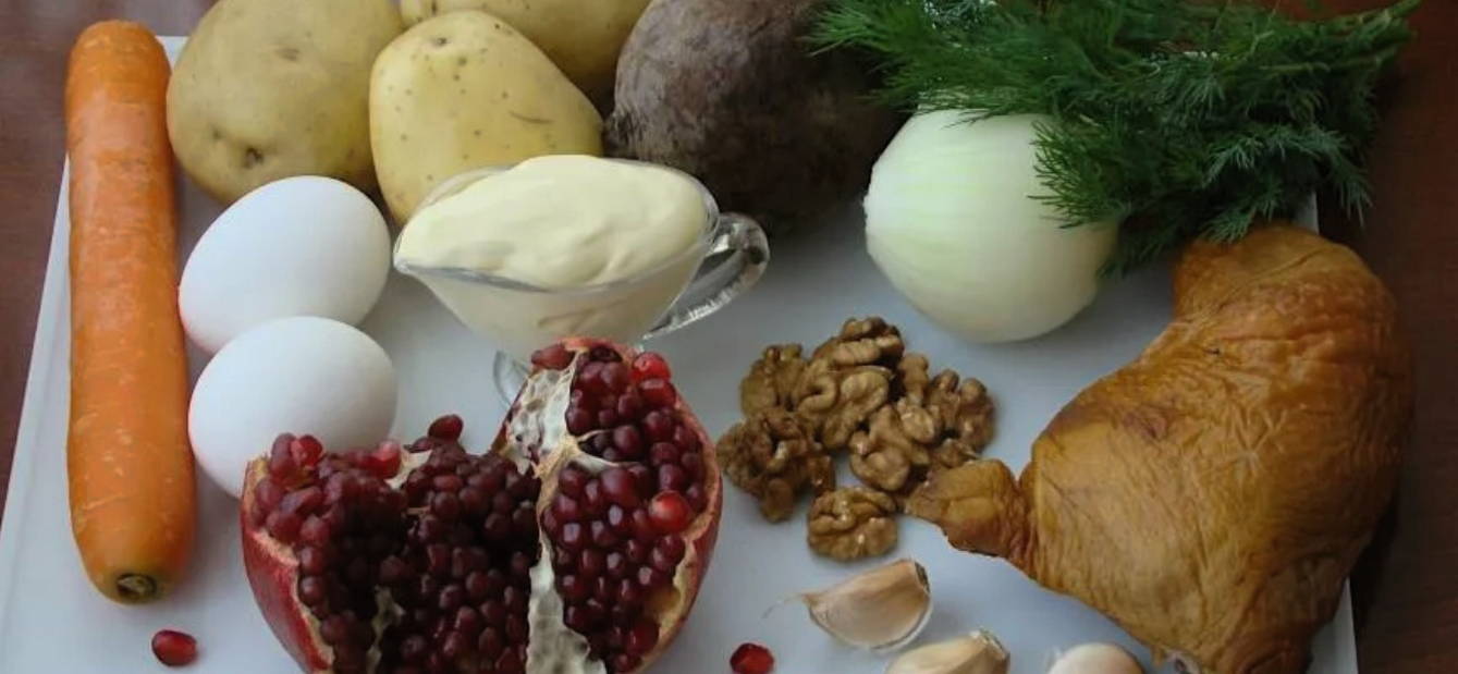 Салат «Гранатовый браслет» с копченой курицей и грецкими орехами