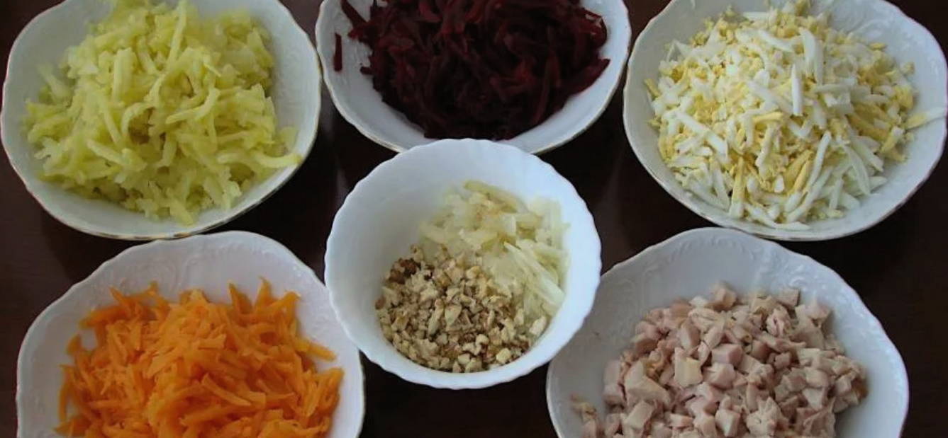 Салат «Гранатовый браслет» с копченой курицей и грецкими орехами
