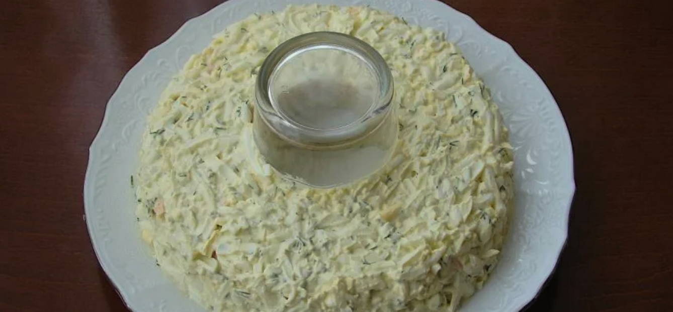 Салат «Гранатовый браслет» с копченой курицей и грецкими орехами