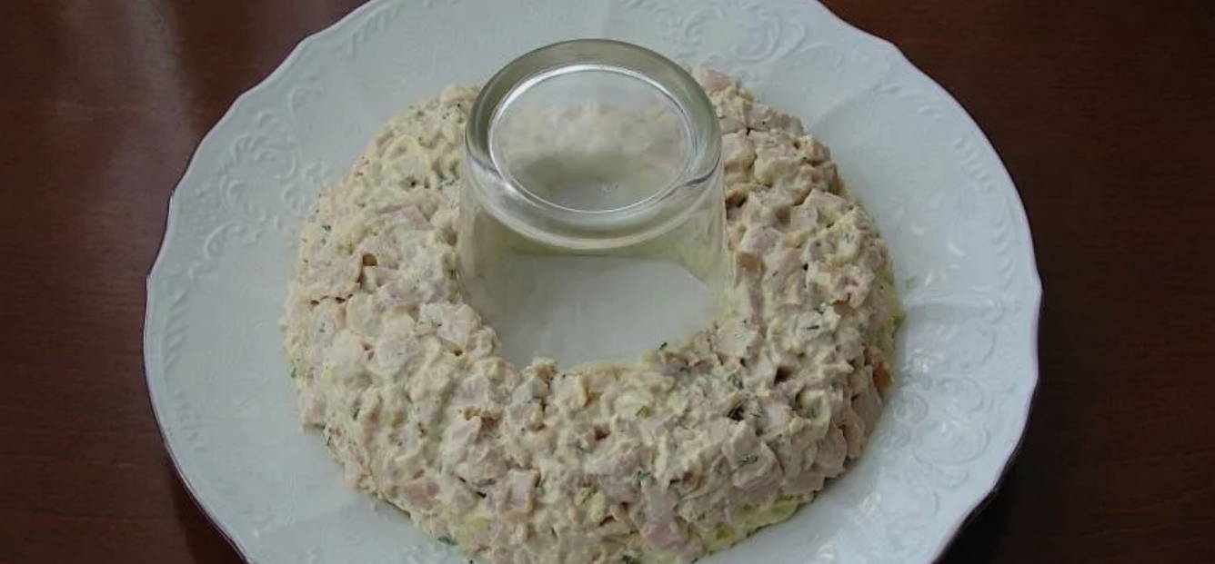 Салат «Гранатовый браслет» с копченой курицей и грецкими орехами