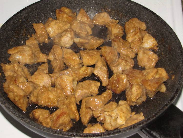 Горячий салат со свининой и овощами