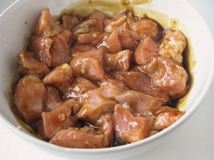 Горячий салат со свининой и овощами