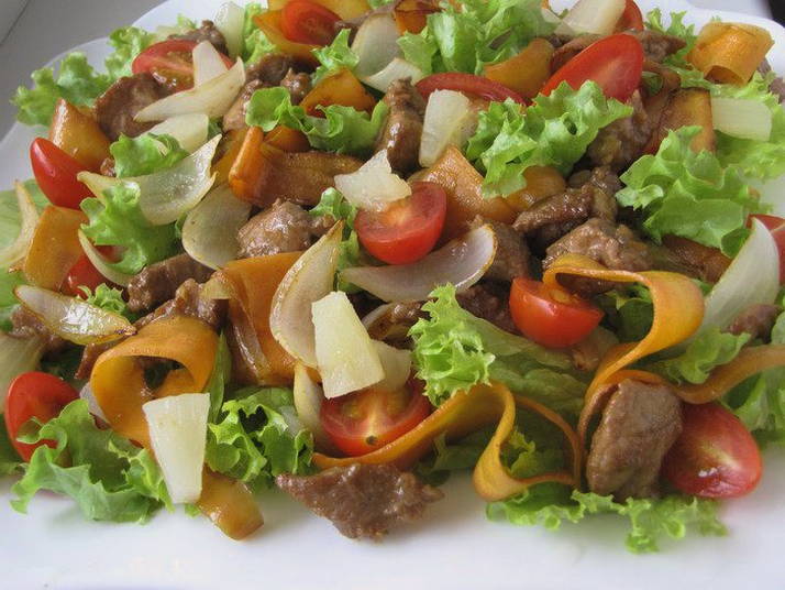 Горячий салат со свининой и овощами