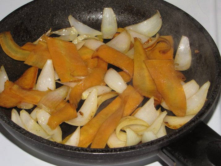 Горячий салат со свининой и овощами