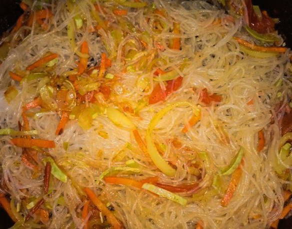 Горячий салат с фунчозой и овощами