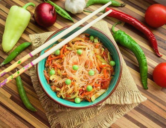 Горячий салат с фунчозой и овощами